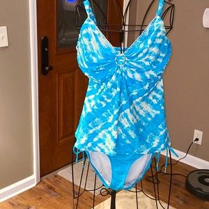 Cute 2 piece tankini suit. 40DD top and XL bottoms